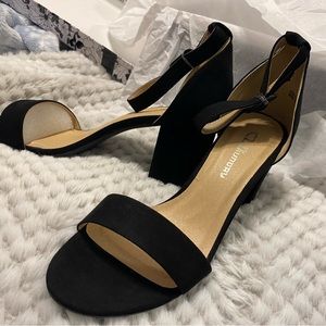 CL by Laundry Super Suede Black Heels Size 8 NEW